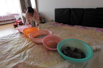 日照楼上漏水，住户失联，小区没物管，业主维权难！律师来支招……